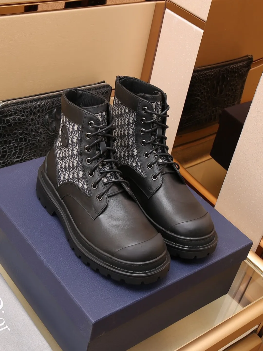 Factory P500 men's shoes 💰 [Dior] Dior high-top casual shoes 🇺🇸 are on sale at the same time, top purchasing Italian original · brand totem cloth sewn with brand cloth label · equipped with first-layer cowhide · (totem cloth High-end, extravagance, and class) Exquisite workmanship (original lining) Sole: Original factory special outsole ⚠️Outsole. Comfortable, wear-resistant, non-slip, real photoshoot🎬The real thing is more beautiful🔍Number: 38-46【45 46 Customized items are non-returnable]